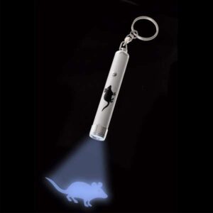 Dieser hochwertige LED Pointer sorgt für stundenlangen Spaß und effektives Training für Ihre Katze. Mit einem niedlichen Mäusemotiv projiziert er auf Wände und andere Oberflächen, wodurch der natürliche Jagdinstinkt Ihrer Samtpfote geweckt wird. Die Sichtbarkeit reicht von ca. 1 bis 3 m, ideal für interaktive Spiele im Innenbereich. Eine praktische Schutzabdeckung verhindert ungewollte Benutzung, während die austauschbaren Batterien (3 x LR 927) eine langfristige Nutzung garantieren. Gönnen Sie Ihrer Katze das beste Spielzeug für aktives Vergnügen und fördern Sie gleichzeitig ihre Beweglichkeit!