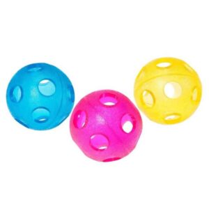 Die Spielzeuge von good4fun sind aus hochwertigem Thermo Plastic Rubber gefertigt, einem extrem langlebigen und witterungsbeständigen Material. Dieses weiche, zahnfreundliche und natürlich ungiftige Material eignet sich perfekt für Spielspaß im und am Wasser, da die Spielzeuge schwimmfähig sind. Sie sind ideal für alle Altersgruppen, vom Welpen bis zum Seniorhund. Besonders der Spielball mit seinen vielen Löchern ist leicht zu transportieren und sorgt für aufregende Spielmomente. Um das Spiel noch interessanter zu gestalten, können durch die Löcher auch Leckerlis eingefüllt werden. Mit einem Durchmesser von ca. 11 cm ist dieser Ball ein absolutes Must-Have für jeden Hundehalter. Bitte beachten Sie, dass die Farbwahl je nach Lagerbestand erfolgt. Inhalt: 1 Stück.