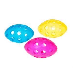 Die hochwertigen good4fun Spielzeuge aus Thermo Plastic Rubber sind ideal für alle Hunde und bieten eine lange Haltbarkeit sowie Wetterbeständigkeit. Dieses zahnfreundliche und ungiftige Material sorgt dafür, dass Ihr Haustier sicher spielen kann. Die schwimmfähigen Spielzeuge sind perfekt für aufregende Spiele im Wasser und eignen sich für alle Altersgruppen, vom Welpen bis zum Seniorhund. Besonders der Football mit seinen vielen Löchern ist leicht zu transportieren und sorgt für unvergesslichen Spielspaß. Darüber hinaus können Sie durch die Löcher Leckerlis einfüllen, um das Spiel noch spannender zu gestalten. Mit einer Länge von ca. 13 cm ist dieses Spielzeug die perfekte Wahl für aktive Hunde. Bitte beachten Sie, dass die Farbwahl je nach Lagerbestand erfolgt. Inhalt: 1 Stück.