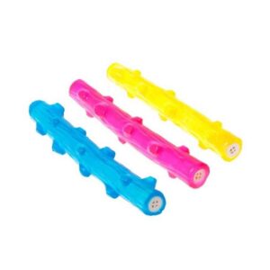 Dieser hochwertige Spielstick in Stockform ist das perfekte Apportierspielzeug für Ihren Hund und sorgt für stundenlangen Spielspaß. Mit einer Größe von ca. 30 cm ist er ideal für Hunde aller Altersgruppen, vom Welpen bis zum Senior. Hergestellt aus langlebigem Thermo Plastic Rubber, ist dieses Spielzeug witterungsbeständig, extrem robust und zahnfreundlich. Zudem ist es ungiftig und somit sicher für Ihren Vierbeiner. Dank seiner schwimmfähigen Eigenschaften eignet sich der Spielstick hervorragend für Spiele im und am Wasser. Bitte beachten Sie, dass die Farbwahl je nach Lagerbestand erfolgt. Inhalt: 1 Stück – ein Must-Have für jeden Hundebesitzer!