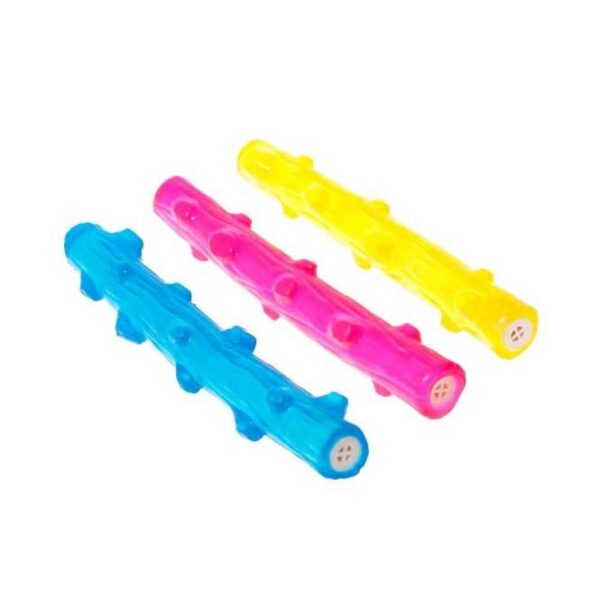 Dieser hochwertige Spielstick in Stockform ist das perfekte Apportierspielzeug für Ihren Hund und sorgt für stundenlangen Spielspaß. Mit einer Größe von ca. 30 cm ist er ideal für Hunde aller Altersgruppen, vom Welpen bis zum Senior. Hergestellt aus langlebigem Thermo Plastic Rubber, ist dieses Spielzeug witterungsbeständig, extrem robust und zahnfreundlich. Zudem ist es ungiftig und somit sicher für Ihren Vierbeiner. Dank seiner schwimmfähigen Eigenschaften eignet sich der Spielstick hervorragend für Spiele im und am Wasser. Bitte beachten Sie, dass die Farbwahl je nach Lagerbestand erfolgt. Inhalt: 1 Stück – ein Must-Have für jeden Hundebesitzer!