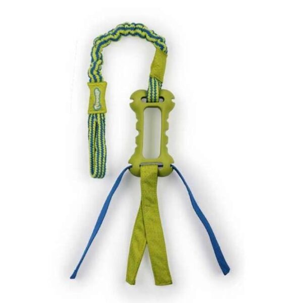 Der Tugger Elastic Tug Bungee Bone ist das ideale Spielzeug für Ihren Hund, bestehend aus einem robusten Gummiknochen und einem elastischen Gummiband, das stundenlangen Spielspaß garantiert. Genießen Sie die interaktive Zeit mit Ihrem Vierbeiner beim Werfen und Zerren – perfekt für aktive Hunde, die gerne spielen! Dieses hochwertige Spielzeug ist kompatibel mit dem Tree Tugger und dem Tugger Pole von All for Paws, sodass Sie es einfach an einem Baum oder ähnlichem befestigen oder als Spielangel nutzen können. Mit den Maßen von ca. 76 x 45 x 7 cm ist der Elastic Tug Bungee Bone ideal für kleine bis mittelgroße Hunde. Holen Sie sich jetzt dieses hochwertige und langlebige Spielzeug für mehr Freude und Bewegung im Alltag!