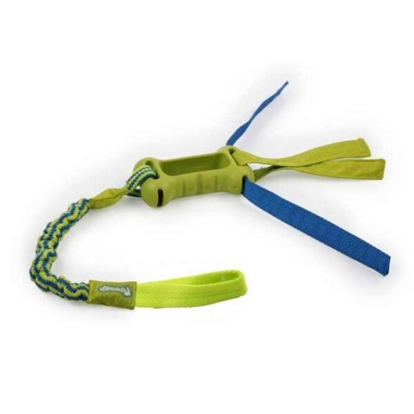 Der Tugger Elastic Tug Bungee Bone ist das ideale Spielzeug für Ihren Hund, bestehend aus einem robusten Gummiknochen und einem elastischen Gummiband, das stundenlangen Spielspaß garantiert. Genießen Sie die interaktive Zeit mit Ihrem Vierbeiner beim Werfen und Zerren – perfekt für aktive Hunde, die gerne spielen! Dieses hochwertige Spielzeug ist kompatibel mit dem Tree Tugger und dem Tugger Pole von All for Paws, sodass Sie es einfach an einem Baum oder ähnlichem befestigen oder als Spielangel nutzen können. Mit den Maßen von ca. 76 x 45 x 7 cm ist der Elastic Tug Bungee Bone ideal für kleine bis mittelgroße Hunde. Holen Sie sich jetzt dieses hochwertige und langlebige Spielzeug für mehr Freude und Bewegung im Alltag!