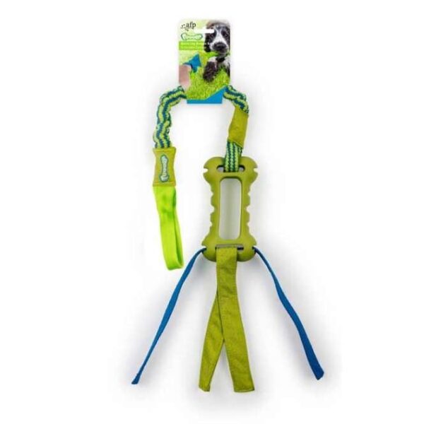 Der Tugger Elastic Tug Bungee Bone ist das ideale Spielzeug für Ihren Hund, bestehend aus einem robusten Gummiknochen und einem elastischen Gummiband, das stundenlangen Spielspaß garantiert. Genießen Sie die interaktive Zeit mit Ihrem Vierbeiner beim Werfen und Zerren – perfekt für aktive Hunde, die gerne spielen! Dieses hochwertige Spielzeug ist kompatibel mit dem Tree Tugger und dem Tugger Pole von All for Paws, sodass Sie es einfach an einem Baum oder ähnlichem befestigen oder als Spielangel nutzen können. Mit den Maßen von ca. 76 x 45 x 7 cm ist der Elastic Tug Bungee Bone ideal für kleine bis mittelgroße Hunde. Holen Sie sich jetzt dieses hochwertige und langlebige Spielzeug für mehr Freude und Bewegung im Alltag!