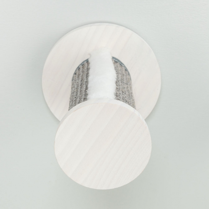 Verleihen Sie Ihrer Katze ein neues Zuhause mit unserem hochwertigen Kletterset aus Holz und Sisal. Dieses Set, bestehend aus drei stabilen Stufen mit einem strapazierfähigen Sisalteppich (Artikel 49945), ist ideal für Kletterlandschaften und erweitert den Lebensraum Ihrer Katze um höher gelegene Bereiche. Die elegante Farbgestaltung in weiß lasiert und grau fügt sich harmonisch in jede Wohnung ein. Mit den kompakten Maßen von ca. 3 × ø 18 × 22 cm passt es perfekt in jede Ecke. Schaffen Sie einen spannenden Spiel- und Ruheplatz für Ihre Katze – für mehr Lebensqualität und Spielspaß!