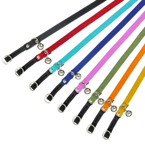 Dieses hochwertige Katzenhalsband aus Veloursleder vereint Stil und Funktionalität in einem fröhlichen Türkis. Mit einer Länge von ca. 30 cm und einer Breite von ca. 10 mm ist es perfekt für kleine bis mittelgroße Katzen geeignet. Das integrierte Glöckchen sorgt nicht nur für zusätzlichen Spaß, sondern erhöht auch die Sicherheit, indem es hilft, Ihre Katze im Blick zu behalten. Dieses farbenfrohe und langlebige Halsband ist die ideale Wahl für verantwortungsvolle Katzenbesitzer, die Wert auf hohe Qualität und ansprechendes Design legen. Gönnen Sie Ihrer Katze das beste Halsband für mehr Freude und Sicherheit beim Spielen!