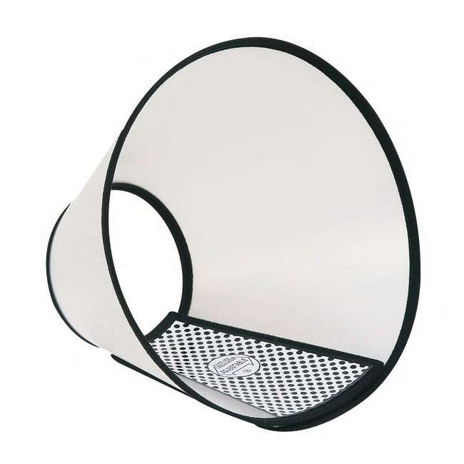 Der hochwertige Hundeschutzkragen aus robustem Kunststoff bietet optimalen Schutz für Ihren Hund nach einer Operation oder Verletzung. Mit seinem praktischen Klettverschluss lässt sich der Kragen schnell und einfach anlegen und stufenlos verstellen, sodass er perfekt an den Halsumfang Ihres Hundes von ca. 26 bis 31,5 cm angepasst werden kann. Dieser schützende Kragen ist nicht nur bequem, sondern auch leicht, was den Tragekomfort Ihres Vierbeiners erhöht. Investieren Sie in die Sicherheit und das Wohlbefinden Ihres Hundes mit diesem zuverlässigen und günstigen Hundeschutzkragen – der ideale Begleiter für die Genesung!