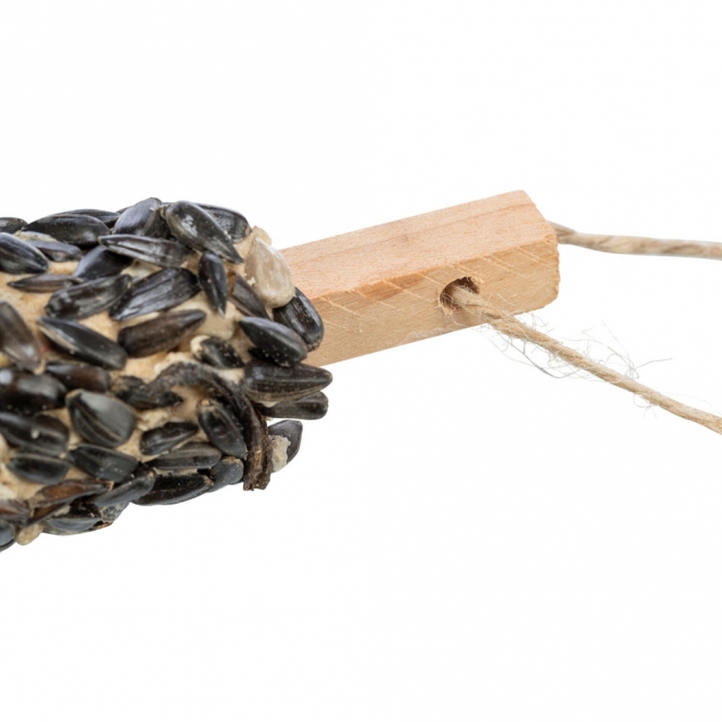 Entdecken Sie unser hochwertiges Futter für Wildvögel, das speziell mit nahrhaften Sonnenblumenkernen angereichert ist. Dieses Futter ist ideal zum Aufhängen und zieht eine Vielzahl von Vögeln in Ihren Garten an. Empfohlen vom renommierten Weltvogelpark Walsrode, bietet es eine ausgezeichnete Qualität, die sowohl Vögeln als auch Naturliebhabern zugutekommt. Mit einem Durchmesser von ca. 30 cm und einem Gewicht von ca. 180 g ist es perfekt für eine einfache Handhabung und sorgt für ein unvergessliches Vogelbeobachtungserlebnis. Gönnen Sie Ihren gefiederten Freunden das Beste und verwandeln Sie Ihren Garten in ein Vogelparadies!