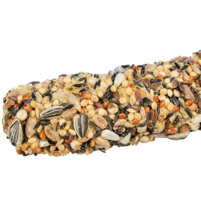 Entdecken Sie unser hochwertiges Futter für Wildvögel, das speziell mit nahrhafter Hirse angereichert ist. Dieses praktische Futter ist ideal zum Aufhängen und zieht eine Vielzahl von Wildvögeln in Ihren Garten an. Empfohlen vom renommierten Weltvogelpark Walsrode, bietet es eine ausgewogene Ernährung für Vögel und ist eine hervorragende Wahl für Naturliebhaber. Mit einer kompakten Größe von ca. 19 cm und einem Gewicht von ca. 55 g lässt sich das Futter leicht handhaben. Sorgen Sie für ein lebendiges Vogelparadies in Ihrem Garten – mit unserem erstklassigen Wildvogelfutter!