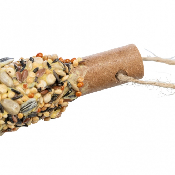 Entdecken Sie unser hochwertiges Futter für Wildvögel, das speziell mit nahrhafter Hirse angereichert ist. Dieses praktische Futter ist ideal zum Aufhängen und zieht eine Vielzahl von Wildvögeln in Ihren Garten an. Empfohlen vom renommierten Weltvogelpark Walsrode, bietet es eine ausgewogene Ernährung für Vögel und ist eine hervorragende Wahl für Naturliebhaber. Mit einer kompakten Größe von ca. 19 cm und einem Gewicht von ca. 55 g lässt sich das Futter leicht handhaben. Sorgen Sie für ein lebendiges Vogelparadies in Ihrem Garten – mit unserem erstklassigen Wildvogelfutter!