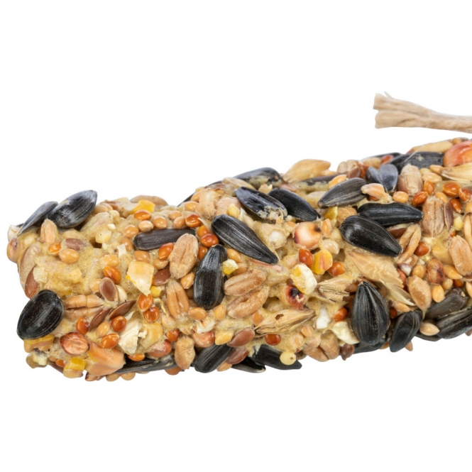 Dieses hochwertige Futter für Wildvögel ist speziell mit nahrhaften Sonnenblumenkernen angereichert und eignet sich perfekt zum Aufhängen in Ihrem Garten oder auf Ihrem Balkon. Empfohlen vom renommierten Weltvogelpark Walsrode, bietet es eine ideale Nahrungsquelle für verschiedene Vogelarten und zieht zahlreiche gefiederte Freunde an. Mit einer praktischen Größe von ca. 19 cm und einem Gewicht von ca. 55 g ist es sowohl leicht zu handhaben als auch optimal für die Fütterung. Gönnen Sie den Wildvögeln in Ihrer Umgebung diese schmackhafte und gesunde Leckerei – für ein lebendiges und harmonisches Gartenbild!