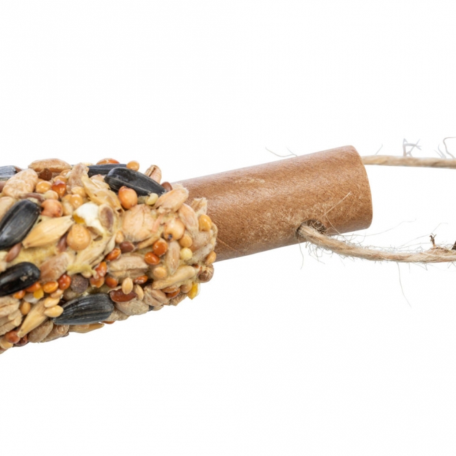 Dieses hochwertige Futter für Wildvögel ist speziell mit nahrhaften Sonnenblumenkernen angereichert und eignet sich perfekt zum Aufhängen in Ihrem Garten oder auf Ihrem Balkon. Empfohlen vom renommierten Weltvogelpark Walsrode, bietet es eine ideale Nahrungsquelle für verschiedene Vogelarten und zieht zahlreiche gefiederte Freunde an. Mit einer praktischen Größe von ca. 19 cm und einem Gewicht von ca. 55 g ist es sowohl leicht zu handhaben als auch optimal für die Fütterung. Gönnen Sie den Wildvögeln in Ihrer Umgebung diese schmackhafte und gesunde Leckerei – für ein lebendiges und harmonisches Gartenbild!