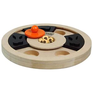 Denkspiele sind eine hervorragende Möglichkeit, die Entwicklung Ihres Hundes zu fördern und seine geistigen Fähigkeiten zu trainieren. Mit dem Wooden Brain Train Hera, einem hochwertigen Spielzeug aus robustem Holz, bieten Sie Ihrem Vierbeiner die perfekte Kombination aus Spaß und Herausforderung. Die clever versteckten Leckerlis motivieren Ihren Hund, aktiv zu bleiben und seine Sinne zu schärfen. Dieses Spielzeug hat die ideale Größe von ca. 25 x 2,5 cm (Durchmesser x Höhe) und eignet sich für alle Jahreszeiten, sodass Ihr Hund sowohl drinnen als auch draußen geistige und körperliche Beschäftigung genießen kann. Investieren Sie in die Gesundheit und das Wohlbefinden Ihres Hundes mit diesem effektiven Denkspiel!