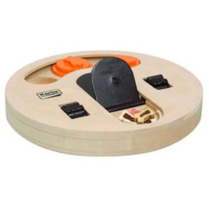 Fördern Sie die geistige und körperliche Entwicklung Ihres Hundes mit dem Wooden Brain Train Helios, einem hochwertigen Denkspiel aus robustem Holz. Dieses innovative Spielzeug ist perfekt für alle Jahreszeiten und bietet Ihrem Vierbeiner die richtige Motivation, um geschickt verpackte Leckerlis zu finden. Mit einer Größe von ca. 23 x 2,5 cm (Durchmesser x Höhe) ist es ideal für Hunde aller Größen und sorgt für stundenlangen Spaß und Beschäftigung. Investieren Sie in die beste Beschäftigung für Ihren Hund und stärken Sie seine mentale Fitness auf spielerische Art!