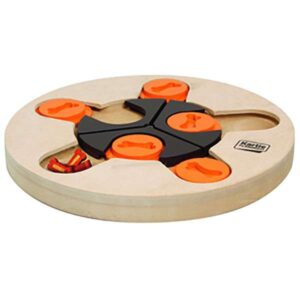 Fördern Sie die geistige und körperliche Entwicklung Ihres Hundes mit dem hochwertigen Wooden Brain Train Athena! Dieses innovative Denkspielzeug aus robustem Holz bietet nicht nur eine unterhaltsame Beschäftigung, sondern motiviert Ihren Vierbeiner auch mit geschickt verpackten Leckerlis. Egal zu welcher Jahreszeit, Ihr Hund wird von dieser ansprechenden Herausforderung begeistert sein. Mit einem Durchmesser von ca. 23 cm und einer Höhe von 2,5 cm ist das Denkspiel perfekt für kleine und mittelgroße Hunde geeignet. Investieren Sie in die geistige Fitness Ihres Hundes und sorgen Sie für stundenlangen Spielspaß!