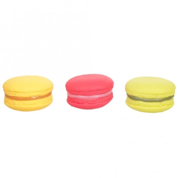 Entdecken Sie unser farbenfrohes Vinylspielzeug in Form von Macarons – das perfekte Wurf- und Apportierspielzeug für Hunde! Mit einem Durchmesser von ca. 7 cm ist dieses Spielzeug ideal für kleine und mittelgroße Hunde und sorgt für stundenlangen Spaß und Bewegung. Bitte beachten Sie, dass die Farbwahl aufgrund des Lagerbestands nicht möglich ist, sodass jede Lieferung eine Überraschung bereithält. Dieses hochwertige und robuste Spielzeug ist nicht nur langlebig, sondern auch leicht zu reinigen. Machen Sie Ihrem Vierbeiner eine Freude mit diesem bunten Spielzeug, das sowohl für drinnen als auch draußen geeignet ist!