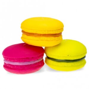 Entdecken Sie unser farbenfrohes Vinylspielzeug in Form von Macarons – das perfekte Wurf- und Apportierspielzeug für Hunde! Mit einem Durchmesser von ca. 7 cm ist dieses Spielzeug ideal für kleine und mittelgroße Hunde und sorgt für stundenlangen Spaß und Bewegung. Bitte beachten Sie, dass die Farbwahl aufgrund des Lagerbestands nicht möglich ist, sodass jede Lieferung eine Überraschung bereithält. Dieses hochwertige und robuste Spielzeug ist nicht nur langlebig, sondern auch leicht zu reinigen. Machen Sie Ihrem Vierbeiner eine Freude mit diesem bunten Spielzeug, das sowohl für drinnen als auch draußen geeignet ist!