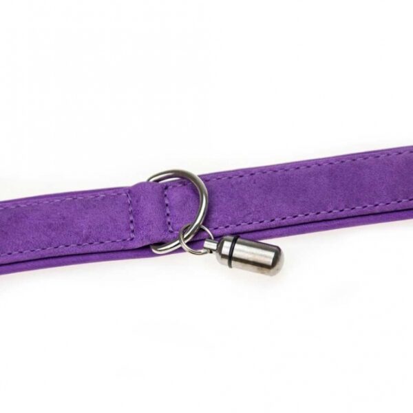 Die Buffalo-Serie - das vielseitige Allroundtalent für Hunde Die Buffalo-Serie bietet hochwertige und funktionale Produkte für Hunde aller Rassen. Egal, ob Sie ein robustes Halsband, eine strapazierfähige Leine oder ein bequemes Geschirr suchen, die Buffalo-Serie ist die perfekte Wahl. Unsere Produkte werden aus hochwertigem Kalbsleder gefertigt, das wasserabweisend imprägniert ist und sich durch eine weiche, samtige Oberfläche auszeichnet. Dies sorgt für hohen Tragekomfort für Ihren Hund und eine angenehme Haptik für Sie als Halter. Mit einer Gesamtlänge von ca. 24 cm und einer Breite von ca. 10 mm sind unsere Produkte ideal für jeden Hundebesitzer, der Wert auf Qualität und Stil legt.