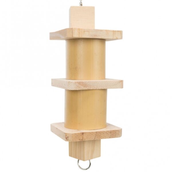 Dieser hochwertige Vogelspielzeug ist perfekt für Nymphensittiche und andere kleine Vögel geeignet. Mit einer Länge von ca. 35 cm bietet es ausreichend Platz, um mit verschiedenen Leckerbissen befüllt zu werden, was das Spielvergnügen Ihrer Haustiere erhöht. Hergestellt aus robustem Bambus und Holz, garantiert dieses Spielzeug nicht nur hohe Qualität, sondern auch eine lange Lebensdauer. Entwickelt in Zusammenarbeit mit dem renommierten Weltvogelpark Walsrode, ist es eine ideale Wahl für Vogelbesitzer, die ihren gefiederten Freunden eine sichere und unterhaltsame Beschäftigung bieten möchten. Gönnen Sie Ihrem Vogel das Beste – mit diesem attraktiven und funktionalen Spielzeug!