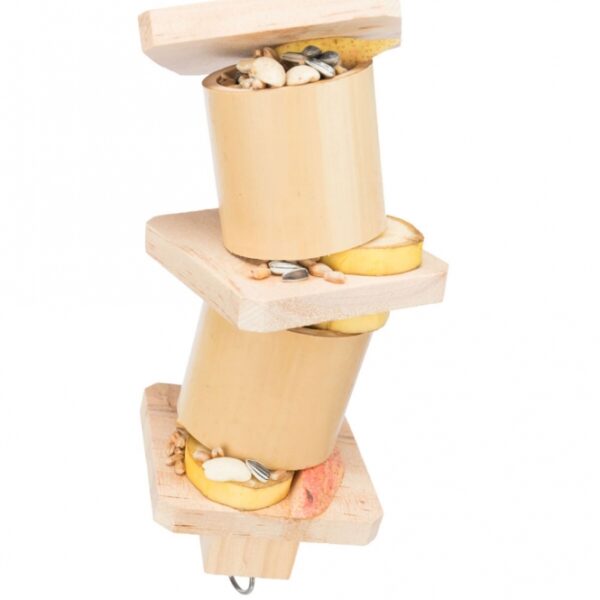 Dieser hochwertige Vogelspielzeug ist perfekt für Nymphensittiche und andere kleine Vögel geeignet. Mit einer Länge von ca. 35 cm bietet es ausreichend Platz, um mit verschiedenen Leckerbissen befüllt zu werden, was das Spielvergnügen Ihrer Haustiere erhöht. Hergestellt aus robustem Bambus und Holz, garantiert dieses Spielzeug nicht nur hohe Qualität, sondern auch eine lange Lebensdauer. Entwickelt in Zusammenarbeit mit dem renommierten Weltvogelpark Walsrode, ist es eine ideale Wahl für Vogelbesitzer, die ihren gefiederten Freunden eine sichere und unterhaltsame Beschäftigung bieten möchten. Gönnen Sie Ihrem Vogel das Beste – mit diesem attraktiven und funktionalen Spielzeug!