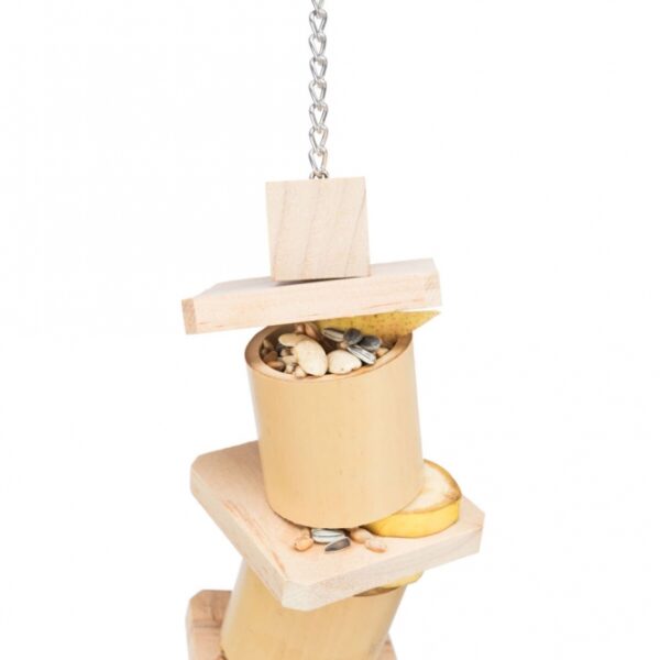 Dieser hochwertige Vogelspielzeug ist perfekt für Nymphensittiche und andere kleine Vögel geeignet. Mit einer Länge von ca. 35 cm bietet es ausreichend Platz, um mit verschiedenen Leckerbissen befüllt zu werden, was das Spielvergnügen Ihrer Haustiere erhöht. Hergestellt aus robustem Bambus und Holz, garantiert dieses Spielzeug nicht nur hohe Qualität, sondern auch eine lange Lebensdauer. Entwickelt in Zusammenarbeit mit dem renommierten Weltvogelpark Walsrode, ist es eine ideale Wahl für Vogelbesitzer, die ihren gefiederten Freunden eine sichere und unterhaltsame Beschäftigung bieten möchten. Gönnen Sie Ihrem Vogel das Beste – mit diesem attraktiven und funktionalen Spielzeug!
