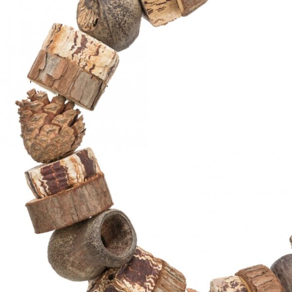 Entdecken Sie unser hochwertiges Spielzeug aus Holz und Tannenzapfen, das in enger Zusammenarbeit mit dem renommierten Weltvogelpark Walsrode entwickelt wurde. Dieses attraktive Spielzeug ist perfekt geeignet für Nymphensittiche und Wellensittiche und bietet Ihrem gefiederten Freund stundenlangen Spielspaß. Mit einem Durchmesser von ca. 18 cm ist es ideal für Vögel aller Größen und sorgt für eine artgerechte Beschäftigung. Investieren Sie in die Gesundheit und das Wohlbefinden Ihrer Vögel mit diesem natürlichen und sicheren Spielzeug, das sowohl langlebig als auch umweltfreundlich ist. Holen Sie sich jetzt das beste Spielzeug für Ihre Haustiere!