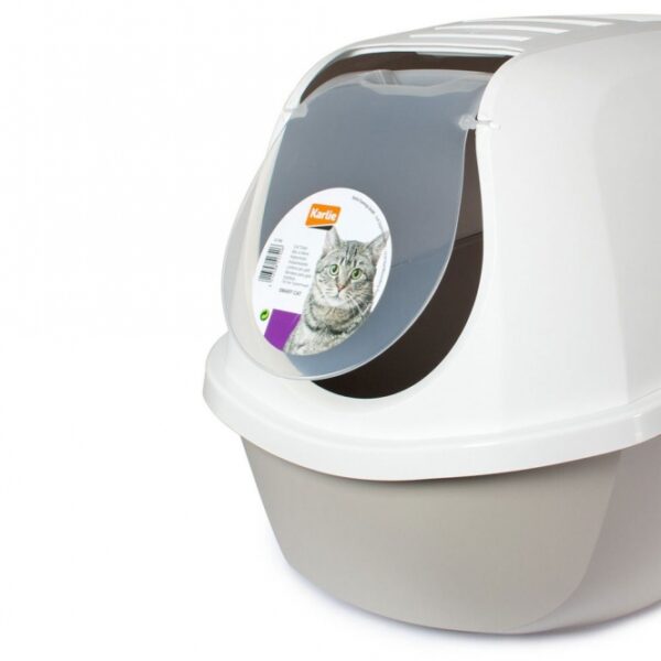 Die Katzentoilette Smart Cat ist die perfekte Lösung für anspruchsvolle Katzenbesitzer, die Wert auf modernes Design und hohe Funktionalität legen. Diese geschlossene Katzentoilette bietet dank des Dachs mit integriertem Kohlefilter und der semitransparenten Pendeltür nicht nur einen ungestörten Rückzugsort für Ihre Katze, sondern sorgt auch dafür, dass unangenehme Gerüche effektiv eingeschlossen werden. Die Reinigung gestaltet sich besonders einfach, da sich Unterteil und Dach mühelos trennen und mit Clips wieder sicher befestigen lassen. Hergestellt aus hochwertigem, BPA-freiem und ungiftigem Kunststoff, garantiert diese Katzentoilette eine lange Lebensdauer und Freude für Katzen und ihre Besitzer. Mit kompakten Maßen von ca. 52 x 39 x 41 cm (LxBxH) und der stilvollen Farbe Aquarelle ist sie zudem ein echter Blickfang in jedem Zuhause. Investieren Sie in die beste Katzentoilette für Ihr Haustier und genießen Sie eine saubere und geruchsfreie Umgebung!