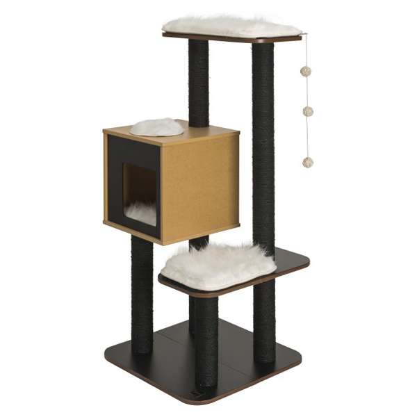 Die Vesper Kratzmöbelserie vereint modernes Design mit Funktionalität und ist die perfekte Wahl für Katzenliebhaber, die Wert auf stilvolle Einrichtung legen. Das Modell V-High Base beeindruckt mit einer Höhe von 121,5 cm und dient sowohl als gemütlicher Rückzugsort als auch als Ausguck für neugierige Katzen. Die eleganten Seegras-Kratzsäulen fördern das ausgiebige Kratzen in gestreckter Haltung, während die zwei Kubus-Höhlen mit Hinterausgang zum Entspannen einladen. Hergestellt aus umweltfreundlichem MDF mit wasserbasierter Lackierung, bietet dieses Kratzmöbel hohe Qualität und Langlebigkeit. Die bequemen Kissen mit Memo-Foam-Effekt sind in den ansprechenden Farbvarianten Schwarz und Walnuss erhältlich. Abgerundet wird das Design durch ein Kugel-Spielzeug aus Rattan, das zusätzlichen Spielspaß garantiert. Mit einer Grundplatte von 56 x 56 cm passt die V-High Base in jedes Zuhause und ist die ideale Lösung für entspannte und glückliche Katzen.