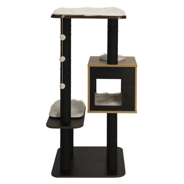 Die Vesper Kratzmöbelserie vereint modernes Design mit Funktionalität und ist die perfekte Wahl für Katzenliebhaber, die Wert auf stilvolle Einrichtung legen. Das Modell V-High Base beeindruckt mit einer Höhe von 121,5 cm und dient sowohl als gemütlicher Rückzugsort als auch als Ausguck für neugierige Katzen. Die eleganten Seegras-Kratzsäulen fördern das ausgiebige Kratzen in gestreckter Haltung, während die zwei Kubus-Höhlen mit Hinterausgang zum Entspannen einladen. Hergestellt aus umweltfreundlichem MDF mit wasserbasierter Lackierung, bietet dieses Kratzmöbel hohe Qualität und Langlebigkeit. Die bequemen Kissen mit Memo-Foam-Effekt sind in den ansprechenden Farbvarianten Schwarz und Walnuss erhältlich. Abgerundet wird das Design durch ein Kugel-Spielzeug aus Rattan, das zusätzlichen Spielspaß garantiert. Mit einer Grundplatte von 56 x 56 cm passt die V-High Base in jedes Zuhause und ist die ideale Lösung für entspannte und glückliche Katzen.