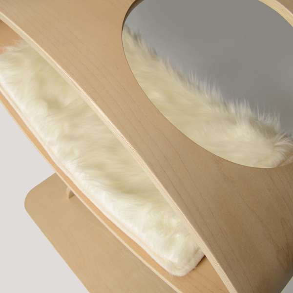 Die Vesper Kratzmöbelserie vereint modernes Design mit hoher Funktionalität und ist die perfekte Wahl für Katzenliebhaber. Die V-High Lounge besticht durch ihre futuristisch elegante Form und bietet Ihrer Katze nicht nur einen einzigartigen Aussichtspunkt, sondern auch eine gemütliche Kuschelhöhle. Hergestellt aus hochwertigem Pappelholz, überzeugt dieses Katzenmöbelstück durch seine langlebige Qualität. Zu den herausragenden Merkmalen gehören die ovale Höhle mit Aussichtsöffnung, eine austauschbare Kratzfläche aus Sisal sowie eine robuste Seegras-Kratzsäule. Die Kissen sind mit einem innovativen Memo-Foam-Effekt ausgestattet und bieten optimalen Komfort durch das weiche, weiße Kunstfell. Zudem sind die Kissen und die Katzfläche mit einer praktischen Klettbefestigung versehen, was die Reinigung und Pflege erleichtert. Mit einer Höhe von 96 cm und einer Grundfläche von 70 x 50 cm ist dieses Kratzmöbel nicht nur funktional, sondern auch ein stilvolles Highlight in Ihrem Zuhause. Gönnen Sie Ihrer Katze den besten Rückzugsort mit dem Vesper Kratzmöbel, das sowohl ästhetisch als auch praktisch ist.