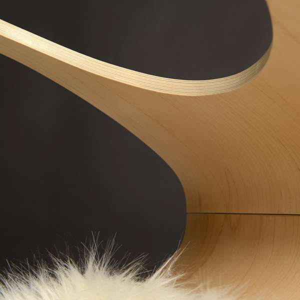 Die Vesper Kratzmöbelserie vereint modernes Design mit hoher Funktionalität und ist die perfekte Wahl für Katzenliebhaber. Die V-High Lounge besticht durch ihre futuristisch elegante Form und bietet Ihrer Katze nicht nur einen einzigartigen Aussichtspunkt, sondern auch eine gemütliche Kuschelhöhle. Hergestellt aus hochwertigem Pappelholz, überzeugt dieses Katzenmöbelstück durch seine langlebige Qualität. Zu den herausragenden Merkmalen gehören die ovale Höhle mit Aussichtsöffnung, eine austauschbare Kratzfläche aus Sisal sowie eine robuste Seegras-Kratzsäule. Die Kissen sind mit einem innovativen Memo-Foam-Effekt ausgestattet und bieten optimalen Komfort durch das weiche, weiße Kunstfell. Zudem sind die Kissen und die Katzfläche mit einer praktischen Klettbefestigung versehen, was die Reinigung und Pflege erleichtert. Mit einer Höhe von 96 cm und einer Grundfläche von 70 x 50 cm ist dieses Kratzmöbel nicht nur funktional, sondern auch ein stilvolles Highlight in Ihrem Zuhause. Gönnen Sie Ihrer Katze den besten Rückzugsort mit dem Vesper Kratzmöbel, das sowohl ästhetisch als auch praktisch ist.