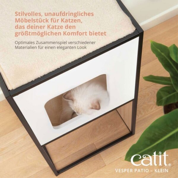 Entdecke den **stilvollen Designer-Kratzbaum mit 3 Ebenen**, der nicht nur ein elegantes Möbelstück für Katzen ist, sondern auch höchsten Komfort bietet. Dieser **hochwertige Kratzbaum** überzeugt durch sein geradliniges Design und eine gemütliche Katzenhöhle, die mit Laminatplatten in Holzoptik ausgekleidet ist. Die **Kratzmatte aus natürlichem Sisal** fördert das natürliche Kratzverhalten deiner Katze und schützt deine Möbel. Zudem sorgen ergonomische **Memory-Foam-Kissen** für ein angenehmes Liegen und Entspannen. Der Catit Vesper PATIO ist die perfekte Wahl für Katzenliebhaber, die Wert auf Qualität und Design legen. Mit einer großen, vertikalen Kratzmatte, die harmonisch in die Seitenwand integriert ist, bietet er deiner Katze mehrere Plätze, um ihre Umgebung bequem zu beobachten. Die **pflegeleichten Oberflächen** und die einzeln austauschbaren Teile machen die Reinigung einfach und unkompliziert. Mit den kompakten Maßen von ca. 42 x 42 x 80,5 cm (BxTxH) passt dieser Kratzbaum ideal in jedes Zuhause. Gönn deiner Katze das Beste – mit diesem stilvollen und funktionalen Kratzbaum wird sie sich rundum wohlfühlen!