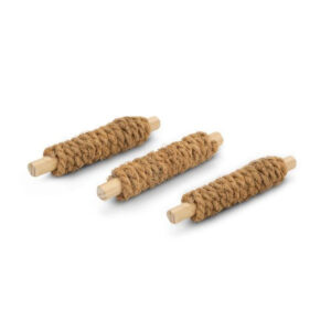 Diese hochwertigen Spielsticks für Kleintiere und Nager, wie Kaninchen, Meerschweinchen und Mäuse, sind aus robusten Holzsticks gefertigt und mit natürlichem Kokosnussseil umwickelt. Sie bieten eine ideale Beschäftigungsmöglichkeit für Ihr Haustier und fördern gleichzeitig die Zahn- und Krallenpflege, was für die Gesundheit Ihres Tieres wichtig ist. Mit einer praktischen Größe von ca. 10 cm sind diese Spielsticks perfekt für kleine Nager geeignet. Der Inhalt umfasst 2 Sticks, die nicht nur Spaß bringen, sondern auch zur artgerechten Haltung beitragen. Entdecken Sie die besten Spielzeuge für Kleintiere – für glückliche und gesunde Nager!