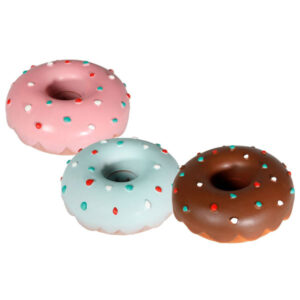 Dieses lustige Hundespielzeug in Form eines Donuts sorgt garantiert für viel Freude bei Ihrem Vierbeiner! Hergestellt aus hochwertigem Latex, ist es nicht nur langlebig, sondern auch sicher für Ihren Hund. Mit einem Durchmesser von ca. 12 cm und einem integrierten Squeeker sorgt es für zusätzliche Unterhaltung und regt zum Spielen an. Bitte beachten Sie, dass die Farbe je nach Lagerbestand ausgewählt wird, sodass jeder Donut einzigartig ist. Dieses Spielzeug ist ideal für aktive Hunde und fördert das Spielverhalten – ein echter Hingucker für jeden Hundebesitzer!