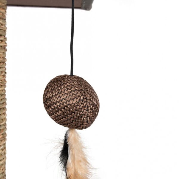 Der Kratzbaum SEGRA ist die perfekte Wahl für Katzenliebhaber, die Wert auf ein stilvolles und natürliches Design legen. Mit seinem ansprechenden Look aus hochwertigem Seegras fügt er sich harmonisch in jede Wohnung ein und bietet eine ideale Kratzstelle für Katzen und Kater. Die stabile Bodenplatte und die robuste Liegefläche sind mit langlebigem Material bezogen, das auch bei intensivem Gebrauch nicht schnell reißt. Für zusätzlichen Spielspaß sorgt der mit einem Gummiband befestigte Ball mit Feder, der Ihre Katze zum Spielen anregt. Mit den kompakten Maßen von ca. 35 x 35 x 44 cm ist dieser Kratzbaum sowohl funktional als auch platzsparend – ein Must-Have für jede Katzenfamilie!