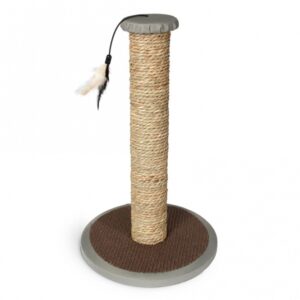 Die Kratzsäule ROFRA ist die ideale Wahl für Katzenliebhaber, die ihren Haustieren einen hochwertigen Kratzplatz bieten möchten. Hergestellt aus rein natürlichem Seegras, überzeugt diese Kratzsäule durch ihre robuste, runde Bodenplatte, die für Stabilität sorgt. Ein besonderes Highlight ist die integrierte Feder, die an einem Gummiband befestigt ist und zum Spielen einlädt – so bleibt Ihre Katze aktiv und glücklich. Mit ihrem natürlichen Design fügt sich die Kratzsäule perfekt in jede Wohnungseinrichtung ein und ist somit nicht nur funktional, sondern auch ein schöner Blickfang. Die kompakten Maße von ca. 30 x 30 x 49 cm machen sie zu einer platzsparenden Lösung für jede Wohnung. Investieren Sie in die Gesundheit und das Wohlbefinden Ihrer Katze mit der Kratzsäule ROFRA – eine Kombination aus Spaß, Qualität und Stil!
