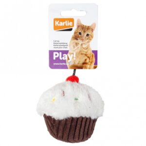 Unsere hochwertigen Textilspielzeuge in Form verschiedener Leckereien, von zuckersüß bis herzhaft, bieten Katzen stundenlangen Spielspaß. Jedes Spielzeug enthält hochwertiges Catnip, das Stubentiger unwiderstehlich anzieht. Einige Varianten sind zusätzlich mit knisternden Materialien ausgestattet, die zum Weiterspielen animieren und die Neugier Ihrer Katze wecken. Die detailreich gestalteten Spielzeuge sind nicht nur funktional, sondern auch optisch ansprechend und bringen Freude in jeden Katzenhaushalt. Mit einer breiten Auswahl von Erdbeeren über Donuts bis hin zur Pizza finden Sie garantiert das perfekte Lieblingsspielzeug für Ihre Katze. Der Cup Cake hat eine Größe von ca. 11,5 cm und ist ideal für kleine Katzen und Kätzchen.