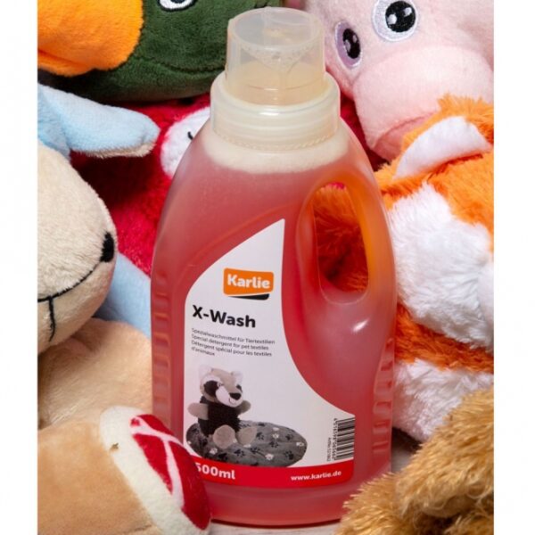 Das Karlie X-Wash Spezialwaschmittel für Tiertextilien ist die ideale Lösung für Haustierbesitzer, die Wert auf eine gründliche und schonende Reinigung legen. Dieses hochwertige Waschmittel entfernt effektiv Flecken aller Art, darunter Urin, Erbrochenes und selbst hartnäckige Blutflecken. Bereits bei niedrigen Waschtemperaturen ab 30°C sorgt es für hygienisch saubere Textilien. Die speziell entwickelte Formel ist hautfreundlich und schützt die Farben Ihrer Tiertextilien, sodass sie frisch und lebendig bleiben. Zudem sorgt eine angenehme Parfümierung, die auf die empfindlichen Nasen von Hunden und Katzen abgestimmt ist, für einen langanhaltenden Frischeduft, selbst bei stark geruchsbelasteter Wäsche. Mit Karlie X-Wash beseitigen Sie intensive Tiergerüche mühelos und pflegen gleichzeitig die Stoffe. Inhalt: 500 ml.