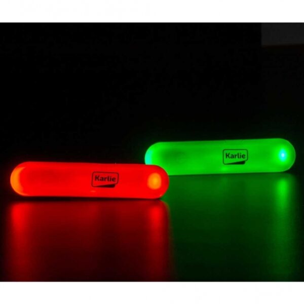 Das Karlie Visio Light USB-Band ist das perfekte Zubehör für sicheres Gassi-Gehen bei Dämmerung und schlechten Sichtverhältnissen. Dank der einfachen Befestigung mit zwei praktischen Klettverschlüssen kann das Leuchtband universell an Hundeleinen, Halsbändern, Geschirren oder sogar der Bekleidung angebracht werden. Hergestellt aus robustem, spritzwassergeschütztem Silikon, bietet es hohe Qualität und Langlebigkeit. Mit drei verschiedenen Leuchtfunktionen sorgt das Band dafür, dass sowohl Hund als auch Mensch jederzeit gut sichtbar sind. Das praktische USB-Ladegerät, das mitgeliefert wird, ermöglicht ein schnelles und einfaches Aufladen des Leuchtbands. In der auffälligen Farbe Gelb und mit kompakten Maßen von ca. 12 x 7,5 cm ist das Karlie Visio Light USB-Band nicht nur funktional, sondern auch stilvoll. Sichern Sie sich jetzt dieses hochwertige Leuchtband für mehr Sicherheit und Sichtbarkeit beim Spaziergang!