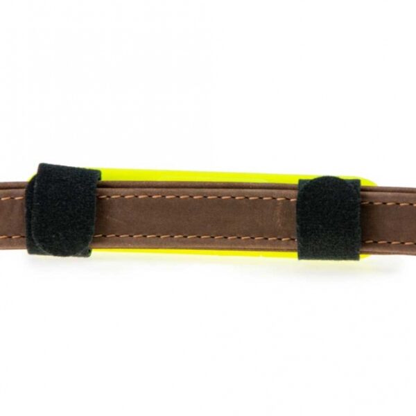 Das Karlie Visio Light USB-Band ist das perfekte Zubehör für sicheres Gassi-Gehen bei Dämmerung und schlechten Sichtverhältnissen. Dank der einfachen Befestigung mit zwei praktischen Klettverschlüssen kann das Leuchtband universell an Hundeleinen, Halsbändern, Geschirren oder sogar der Bekleidung angebracht werden. Hergestellt aus robustem, spritzwassergeschütztem Silikon, bietet es hohe Qualität und Langlebigkeit. Mit drei verschiedenen Leuchtfunktionen sorgt das Band dafür, dass sowohl Hund als auch Mensch jederzeit gut sichtbar sind. Das praktische USB-Ladegerät, das mitgeliefert wird, ermöglicht ein schnelles und einfaches Aufladen des Leuchtbands. In der auffälligen Farbe Gelb und mit kompakten Maßen von ca. 12 x 7,5 cm ist das Karlie Visio Light USB-Band nicht nur funktional, sondern auch stilvoll. Sichern Sie sich jetzt dieses hochwertige Leuchtband für mehr Sicherheit und Sichtbarkeit beim Spaziergang!