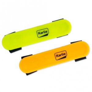 Das Karlie Visio Light USB-Band ist das ideale Accessoire für Hundebesitzer, die Sicherheit und Sichtbarkeit bei Dämmerung oder schlechten Lichtverhältnissen schätzen. Dieses hochwertige Leuchtband lässt sich universell an Hundeleinen, Halsbändern, Geschirren oder sogar an der Bekleidung befestigen – ganz einfach und schnell mit zwei praktischen Klettverschlüssen. Hergestellt aus robustem, spritzwassergeschütztem Silikon, bietet es nicht nur Langlebigkeit, sondern auch drei verschiedene Leuchtfunktionen, die dafür sorgen, dass sowohl Hund als auch Mensch stets gut sichtbar sind. Das Leuchtband wird bequem über einen USB-Anschluss aufgeladen, und das passende Kabel ist im Lieferumfang enthalten. Mit einer auffälligen Farbe in Orange und kompakten Maßen von ca. 12 x 7,5 cm ist das Karlie Visio Light USB-Band eine perfekte Wahl für alle, die hohe Qualität und Sicherheit für ihren Vierbeiner suchen.