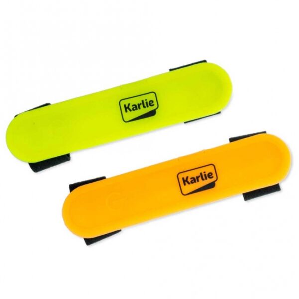 Das Karlie Visio Light USB-Band ist das perfekte Zubehör für sicheres Gassi-Gehen bei Dämmerung und schlechten Sichtverhältnissen. Dank der einfachen Befestigung mit zwei praktischen Klettverschlüssen kann das Leuchtband universell an Hundeleinen, Halsbändern, Geschirren oder sogar der Bekleidung angebracht werden. Hergestellt aus robustem, spritzwassergeschütztem Silikon, bietet es hohe Qualität und Langlebigkeit. Mit drei verschiedenen Leuchtfunktionen sorgt das Band dafür, dass sowohl Hund als auch Mensch jederzeit gut sichtbar sind. Das praktische USB-Ladegerät, das mitgeliefert wird, ermöglicht ein schnelles und einfaches Aufladen des Leuchtbands. In der auffälligen Farbe Gelb und mit kompakten Maßen von ca. 12 x 7,5 cm ist das Karlie Visio Light USB-Band nicht nur funktional, sondern auch stilvoll. Sichern Sie sich jetzt dieses hochwertige Leuchtband für mehr Sicherheit und Sichtbarkeit beim Spaziergang!