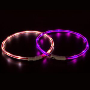 Der Visio Light LED-Schlauch sorgt dafür, dass Ihr Hund bis zu einer Entfernung von ca. 500 m sichtbar ist und somit sicher unterwegs sein kann. Dieser innovative Leuchtschlauch benötigt keine teuren Batterien, die oft gewechselt werden müssen. Stattdessen verfügt er über einen praktischen, aufladbaren Li-Ion Akku, der einfach über das mitgelieferte USB-Kabel (z.B. an einem Computer) aufgeladen werden kann. Der spritzwassergeschützte LED-Schlauch ist CE-konform und bietet die Möglichkeit, zwischen Blink- und Dauerlicht zu wechseln, um die Sichtbarkeit Ihres Hundes optimal zu gewährleisten. Zudem ist der Schlauch universell kürzbar und passt für Halsweiten von ca. 20 bis 70 cm, was ihn zu einem flexiblen und hochwertigen Zubehör für jeden Hundebesitzer macht. Die auffällige rot-weiß gestreifte Farbe sorgt dafür, dass Ihr Vierbeiner in der Dunkelheit nicht übersehen wird.