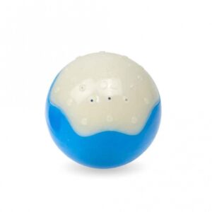 Der hochwertige Kühlball aus robustem TPR ist das perfekte Spielzeug für heiße Sommertage. Er kann einfach mit Wasser befüllt werden und sorgt dank der kleinen Löcher im Ball für eine erfrischende Abkühlung beim Spielen. Das herumspritzende Wasser macht das Spiel für Ihren Hund noch spannender, während er ganz automatisch Flüssigkeit aufnimmt. Mit einem Durchmesser von ca. 8 cm und in einem attraktiven Blau ist dieser Kühlball nicht nur funktional, sondern auch optisch ansprechend. Gönnen Sie Ihrem Hund den besten Sommer-Spaß und halten Sie ihn gleichzeitig hydratisiert!