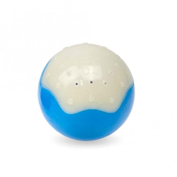 Der hochwertige Kühlball aus robustem TPR ist das perfekte Spielzeug für heiße Sommertage. Er kann einfach mit Wasser befüllt werden und sorgt dank der kleinen Löcher im Ball für eine erfrischende Abkühlung beim Spielen. Das herumspritzende Wasser macht das Spiel für Ihren Hund noch spannender, während er ganz automatisch Flüssigkeit aufnimmt. Mit einem Durchmesser von ca. 8 cm und in einem attraktiven Blau ist dieser Kühlball nicht nur funktional, sondern auch optisch ansprechend. Gönnen Sie Ihrem Hund den besten Sommer-Spaß und halten Sie ihn gleichzeitig hydratisiert!