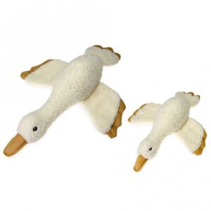 Diese kuschelige Ente aus hochwertigem Plüsch ist das perfekte Spielzeug für mittlere und große Hunde, die gerne schmusen und ein geringeres Kaubedürfnis haben. Mit ihrer weichen Füllwatte bietet sie nicht nur ein angenehmes Spiel- und Kuschelerlebnis, sondern ist auch pflegeleicht – einfach per Hand in lauwarmem Wasser waschen. Die Maße von ca. 39 x 30 x 9 cm (LxBxH) machen sie ideal für Hunde jeden Alters. Schenken Sie Ihrem vierbeinigen Freund dieses liebevolle und langlebige Spielzeug, das für stundenlangen Spielspaß sorgt!