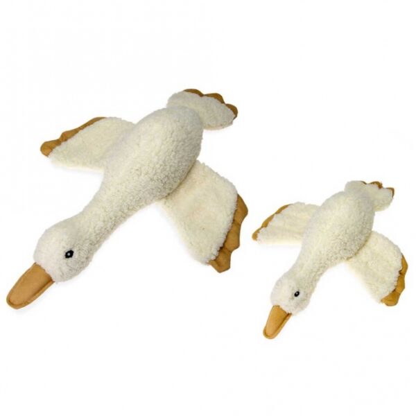 Diese kuschelige Ente aus hochwertigem Plüsch ist das perfekte Spielzeug für mittlere und große Hunde, die gerne schmusen und ein geringeres Kaubedürfnis haben. Mit ihrer weichen Füllwatte bietet sie nicht nur ein angenehmes Spiel- und Kuschelerlebnis, sondern ist auch pflegeleicht – einfach per Hand in lauwarmem Wasser waschen. Die Maße von ca. 39 x 30 x 9 cm (LxBxH) machen sie ideal für Hunde jeden Alters. Schenken Sie Ihrem vierbeinigen Freund dieses liebevolle und langlebige Spielzeug, das für stundenlangen Spielspaß sorgt!