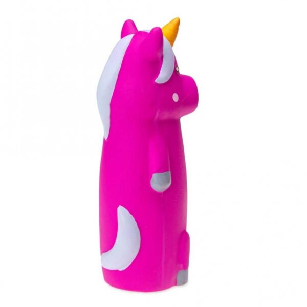 Entdecken Sie unser hochwertiges Latexspielzeug in der beliebten Einhorn-Form, das nicht nur optisch begeistert, sondern auch für stundenlangen Spielspaß sorgt. Im Inneren befindet sich eine knisternde Plastikflasche, die bei jedem Biss Ihres Hundes ein aufregendes Geräusch erzeugt und zum weiteren Spielen anregt. Mit einer Größe von ca. 6,5 x 19,5 cm (Durchmesser x Länge) ist dieses Spielzeug ideal für mittelgroße bis große Hunde. Schenken Sie Ihrem Vierbeiner Freude und Unterhaltung mit diesem langlebigen und ansprechenden Spielzeug – der perfekte Begleiter für aktive Hunde!