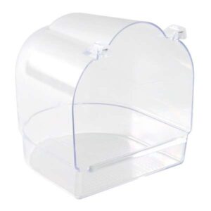 Das transparente Badehaus für Vögel ist die perfekte Ergänzung für jeden Käfig und sorgt für ein erfrischendes Badevergnügen für Ihre Wellensittiche, Kanarien und Finken. Es lässt sich einfach von außen in die Käfigtür einhängen und kann jederzeit oder nur zeitweise zur Verfügung gestellt werden. Hergestellt aus hochwertigem Kunststoff, bietet es eine langlebige und sichere Lösung für die Hygiene Ihrer Vögel. Mit den kompakten Abmessungen von ca. 13,5 x 15 x 15 cm (BxHxT) passt es in jeden Käfig und ist eine großartige Möglichkeit, das Wohlbefinden Ihrer gefiederten Freunde zu fördern. Gönnen Sie Ihren Vögeln das beste Badeerlebnis mit diesem praktischen Badehaus!