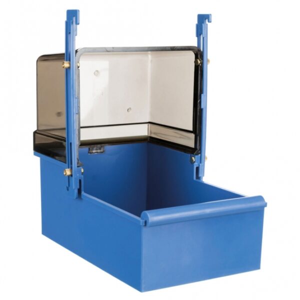 Dieser praktische Käfigvorhang ist ideal zum Einhängen vor die Käfigtür und sorgt für eine optimale Türöffnung von 15 × 21 cm. Ausgestattet mit verstellbaren Haken, lässt er sich einfach anbringen und anpassen. Das Oberteil in eleganter Rauchglas-Optik verleiht Ihrem Käfig eine stilvolle Note, während die Wanne in verschiedenen Farben erhältlich ist, um sich harmonisch in Ihr Zuhause einzufügen. Hergestellt aus hochwertigem Kunststoff, bietet dieser Vorhang nicht nur eine ansprechende Optik, sondern auch Langlebigkeit. Mit Außenmaßen von ca. 16 × 22 × 26 cm und einer Wannenhöhe von ca. 7 cm ist er die perfekte Ergänzung für jeden Käfig. Bitte beachten Sie, dass die Farbwahl je nach Lagerbestand erfolgt, sodass Sie eine Überraschung erhalten können. Holen Sie sich jetzt diesen funktionalen und dekorativen Käfigvorhang für Ihr Zuhause!